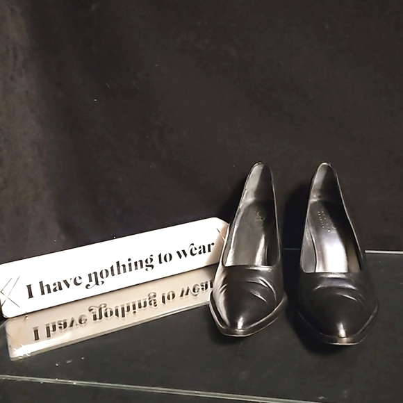 BCBG MaxAzria Classic leather pump - Picture 4 of 10